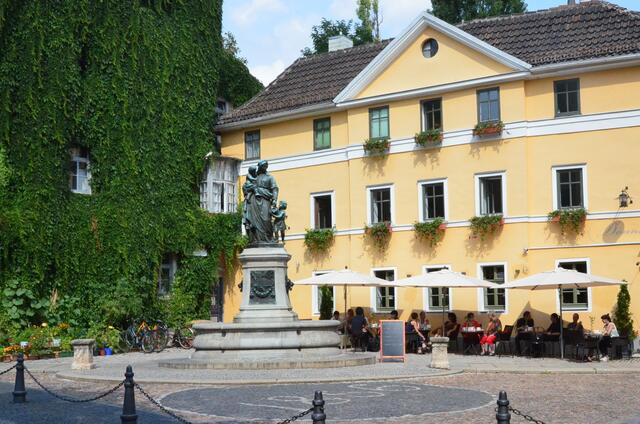 Donndorfbrunnen, "Mutterliebe"
