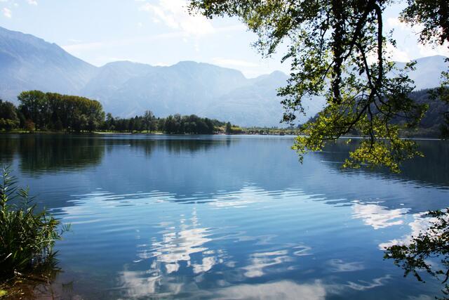 Wolken spiegeln sich im See