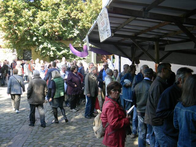 Bei dem Stand der Kartoffelpuffer war zeitweise "Schlangestehen" angesagt.