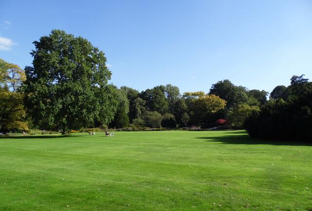 Dahinter breitet sich eine prächtige Parkanlage aus, der Stadtpark.
