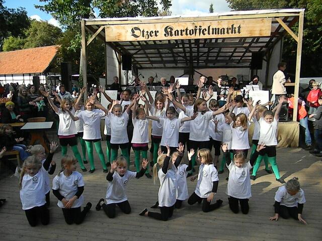 Ja, so viele Mädchen sind bei Hertha Otze in der Jazz-Dance Abteilung. Und das sind nur die "kleineren" Mädchen.