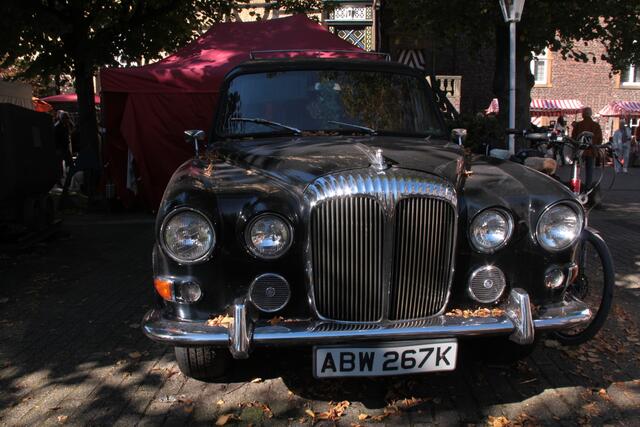 Ein Leichenwagen-Oldtimer gehört zum Inventar des Schlosses