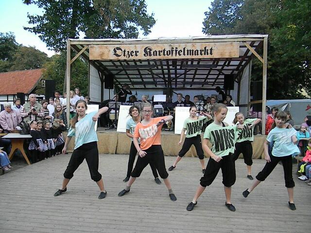 Die 3. Gruppe der Hertha-Jazzdacerinnen. Auch sie sind am 16. November bei der großen Jazz-Dance-Show "It's SHOWTIME again" im VAZ dabei.