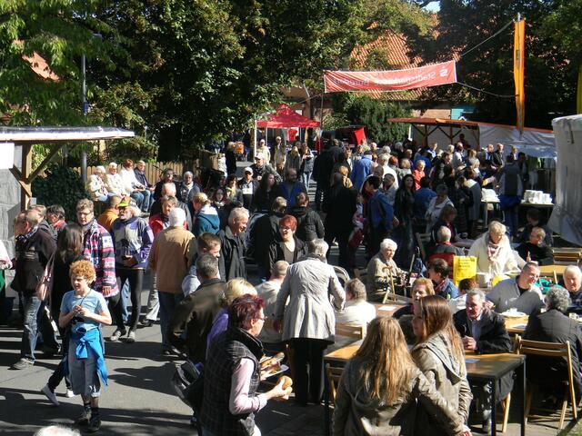 Auf den Straßen rund um den Lindenbrink bis zum "Backs" (Fachwerkhaus-Dorf mit Standesamt) war es gut besucht.