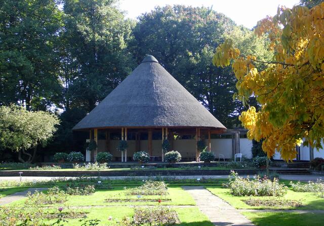 Der Rosenpavillon mit einem Reetdach.
