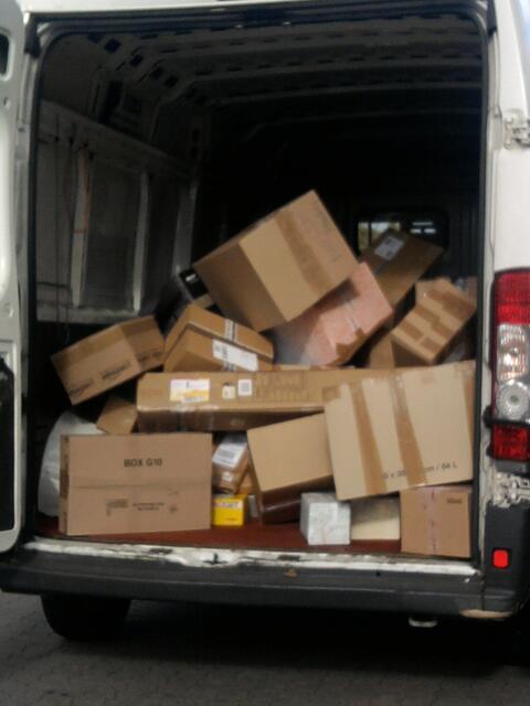 Wagen voll beladen. es versteht sich von selbst, das dieser Mann vorm Urlaub das Familienauto nicht mehr beladen darf, oder? :-)