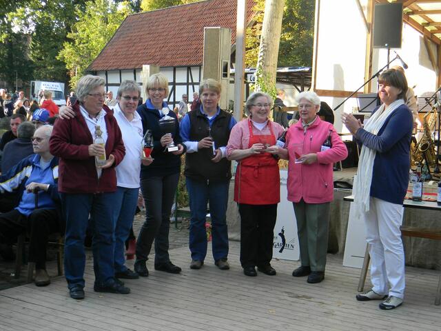 Die erfolgreichen Damen-Teams beim Kartoffelschälwettbewerb. Feuerwehrdamen (links) verteidigten ihren Titel. Sie sind schon "Seriensiegerinnen".