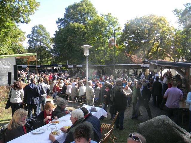 Vollbesetzte Tische; die Besucher lassen sich die verschiedenen Kartoffelgericht schmecken.