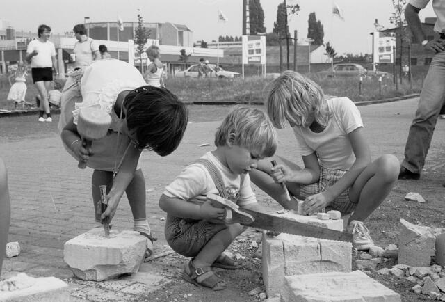 Kleine Steinmetze konnten ihre Kunst versuchen.