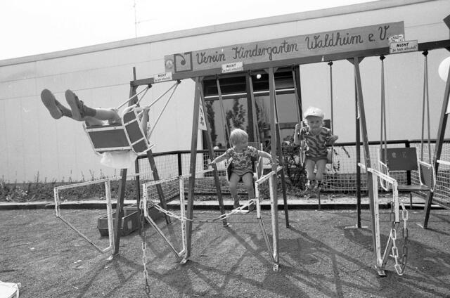 Der Kindergarten Waldheim brachte eine Schaukel mit.