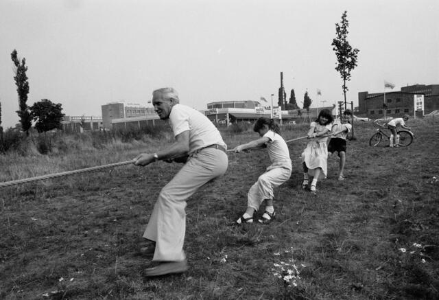 Tau-ziehen auf der grünen Wiese.