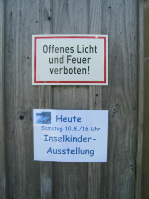 Ankündigungen überall auf der Insel