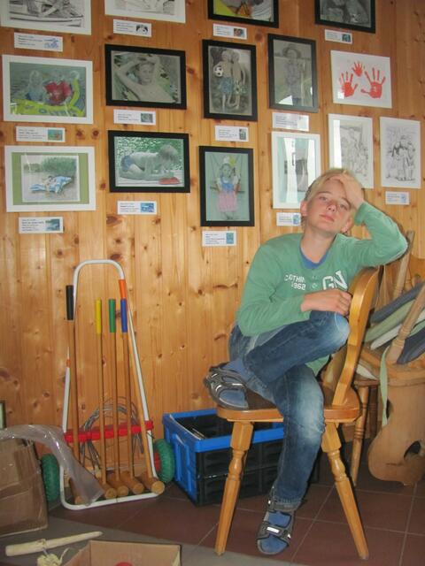 Moritz macht Pause beim Ausstellungsaufbau