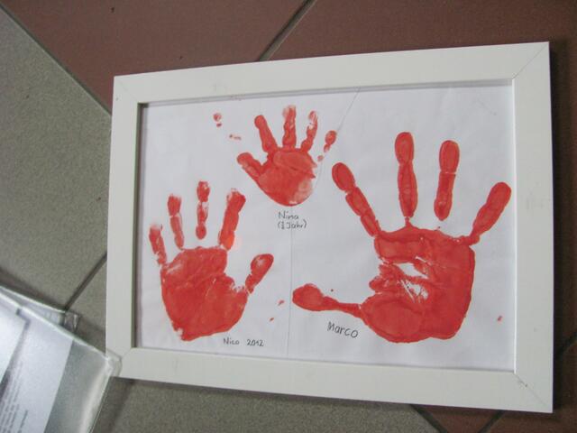 ... ein paar rote Handabdrücke als Zeichen gegen den Einsatz von Kindersoldaten durften naturlich dennoch nicht fehlen...