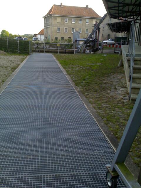 Brüggen_Leine: Mühlen-Fisch-Schlitzpass. Für schwerbepackte Fernwander-Kanutouristen ein unüberwindliches Hindernis! Hier mit Gitterrostenabdeckung.