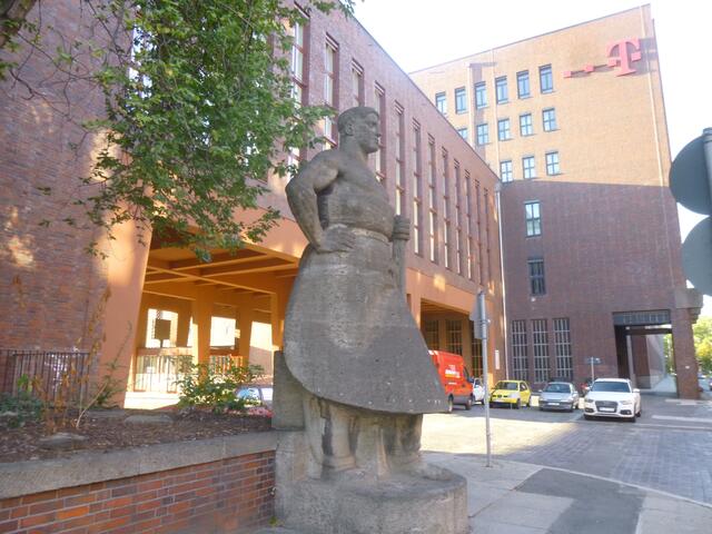 Der "Hammermann" vor dem Werkstor der Hanomag.