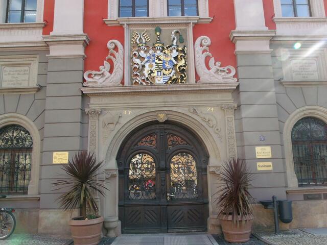 Haupteingang vom Rathaus mit Wappen