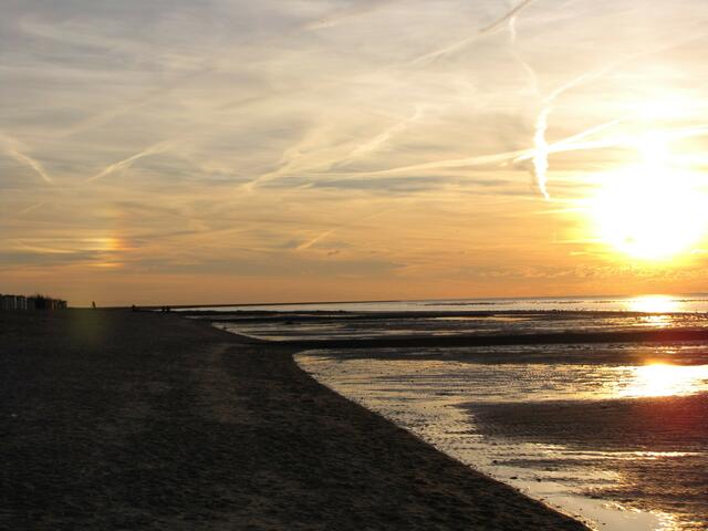Seltene Lichterscheinung: Im Abstand von ca. 22° Leuchtet eine 'Nebensonne' (Parhelion), eine Haloerscheinung, die durch Brechung oder Spiegelung der Sonnenstrahlen in Eiskristallen in der Atmosphäre  hervorgerufen wird.