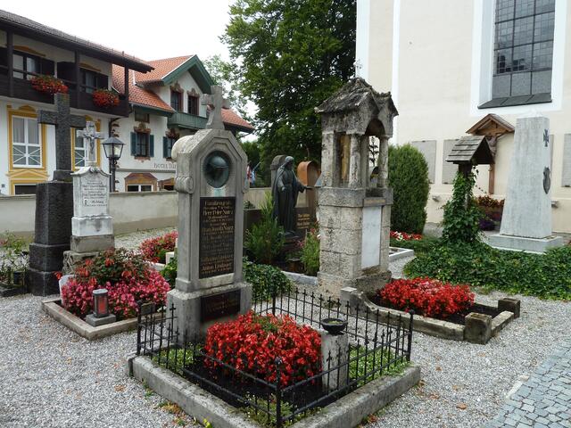 Vor der Kirche,ist wie so oft.der Friedhof.