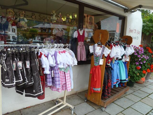 Auch ein Dirndl oder Sepplhose war hier zu haben.