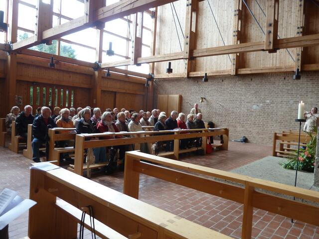 Die Bänke waren durch unsere Gruppe gut besetzt.