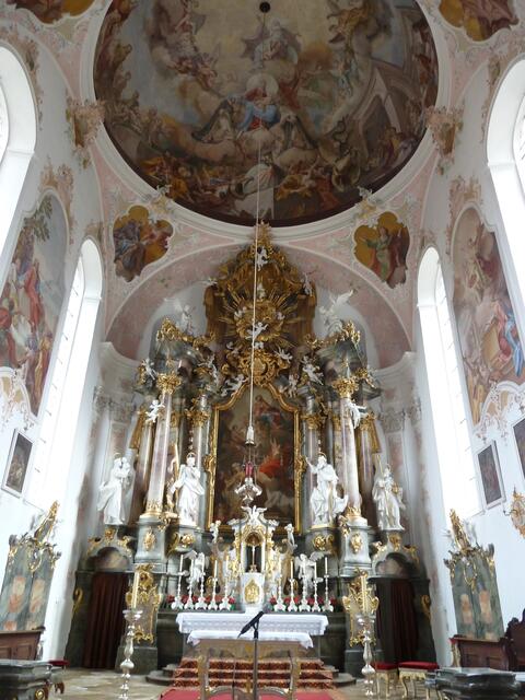 Der Altar ist ein bedeutendes Beispiel aus süddeutschen Barock.