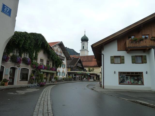 Am Ende der Strasse sieht man die Pfarrkirche Peter und Paul.