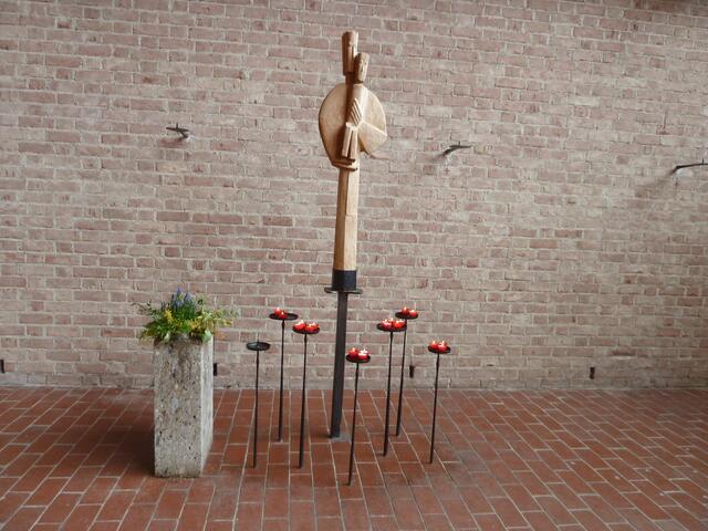 Eigenartige Madonna mit Kind.