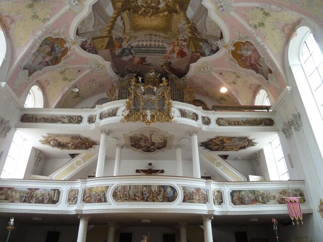 Über der Empore sieht man die Orgel.