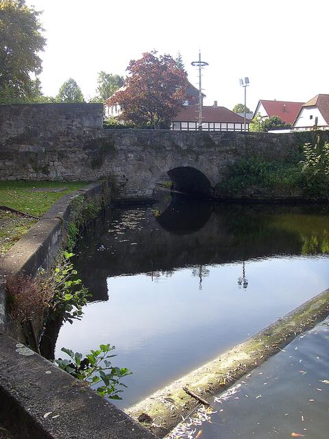 Blick auf die Brücke über den Wassergraben zur Burg.