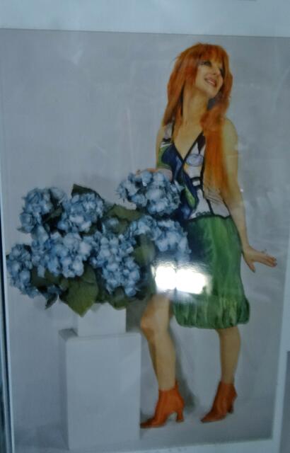 Linda Li mit blauer Blume
