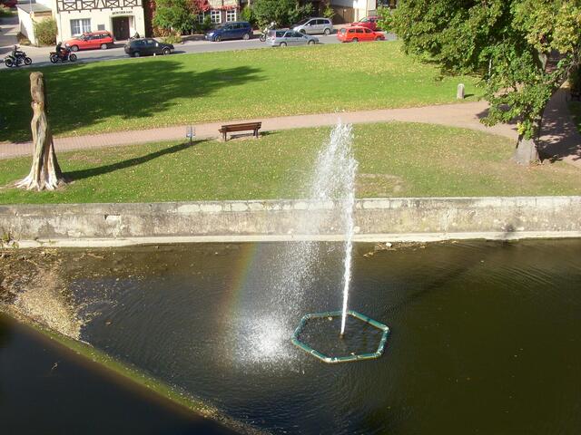 Kleine Fontäne auf dem Wassergraben vor der Burganlage.