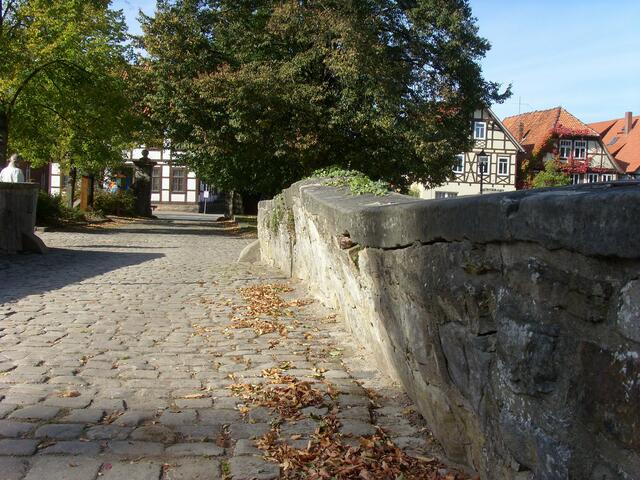 Uralte schiefe Mauer der Brücke über den Burggraben.
