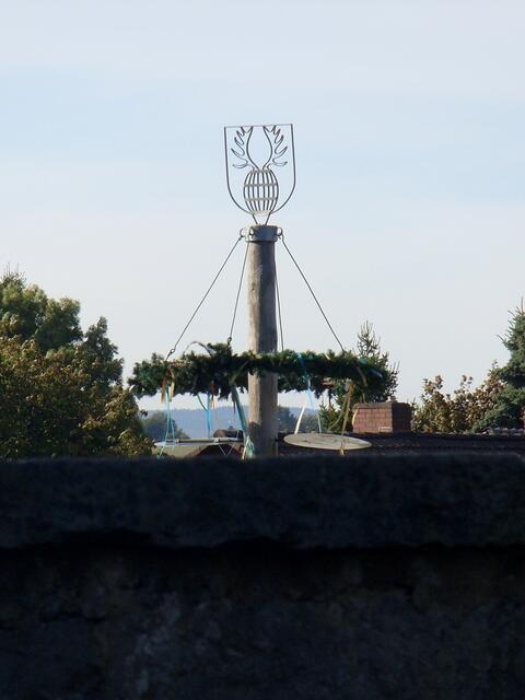 Das Coppenbrügger Wappen (hier stilisiert) zeigt ein Hirschgeweih über einem Bierfass.