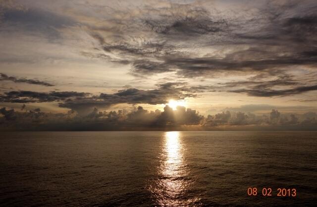 SONNENUNTERGANG AM ÄQUATOR