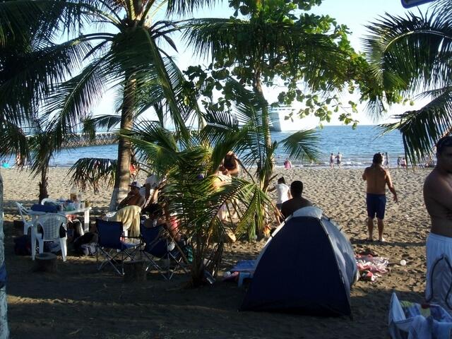 AM STRAND KAMPIEREN DIE KARNEVALSGÄSTE