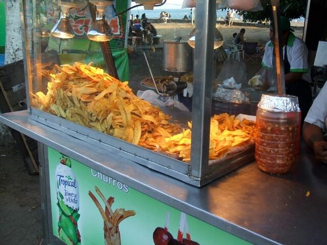 CHURROS (FETTGEBÄCK) MIT "MOJO" (CHILI-SOSSE)