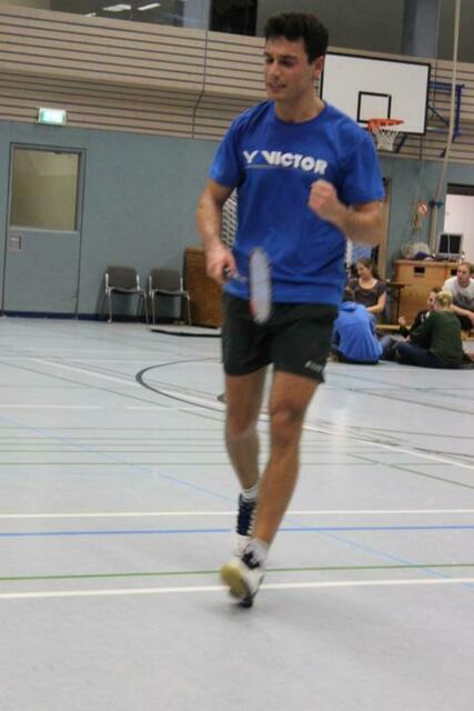 Manfred Zikeli holt einen wichtigen Punkt.