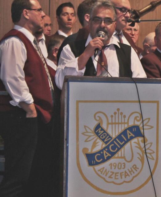 Ludwig Lauer wandte sich am Ende des Chorkonzerts an die Anzefahrer Sänger und seinen Nachfolger Peter Dippel.