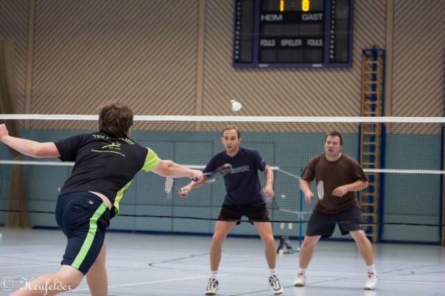 Daniel Heufelder und Manuel Schmid reagieren auf den Ball von Tobias Karrer. | Foto: Rudi Heufelder