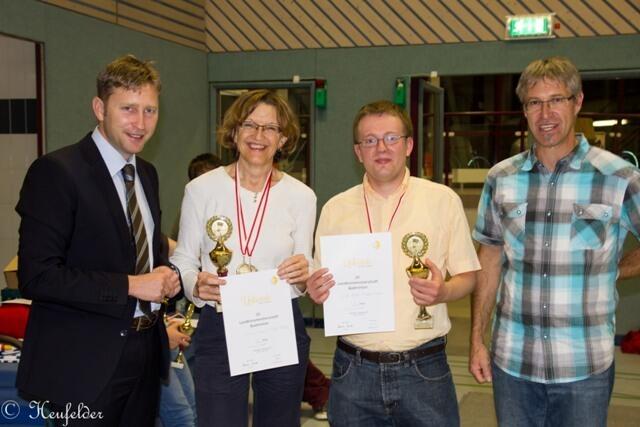 Richard Greiner (links) und TSV-Vize Thomas Meyer (rechts) ehren die Mixed-Gewinner der B-Klasse, Hilde Bietsch und Michael Stauner (Foto: Rudi Heufelder)