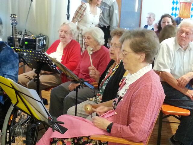 konzentriert singen und musizieren alle mit