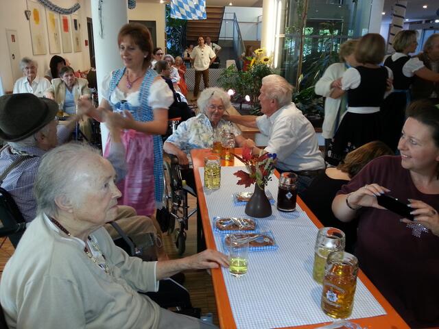 ... volles Haus zum Oktoberfest im AWO Seniorenheim