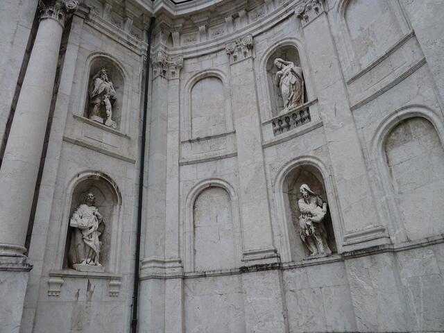 Skulpturen an der Kirche.