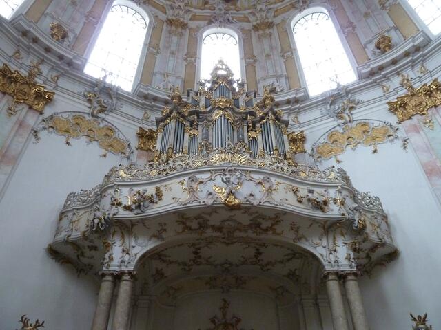 Als stände die Orgel auf einem Baldachien.
