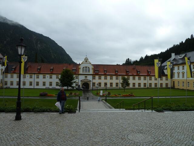 Eingang zum Kloster.