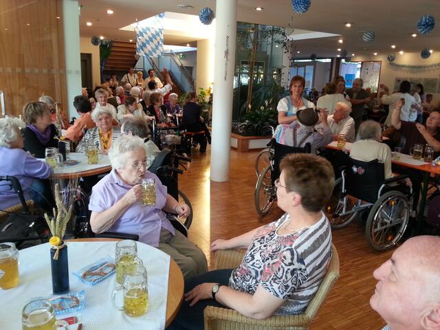 ... volles Haus zum Oktoberfest im AWO Seniorenheim
