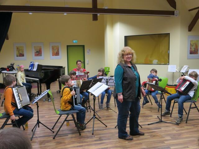 ..Ina Voigt und ihr Kinderorchester - klasse Leistung in der kurzen Zeit !!