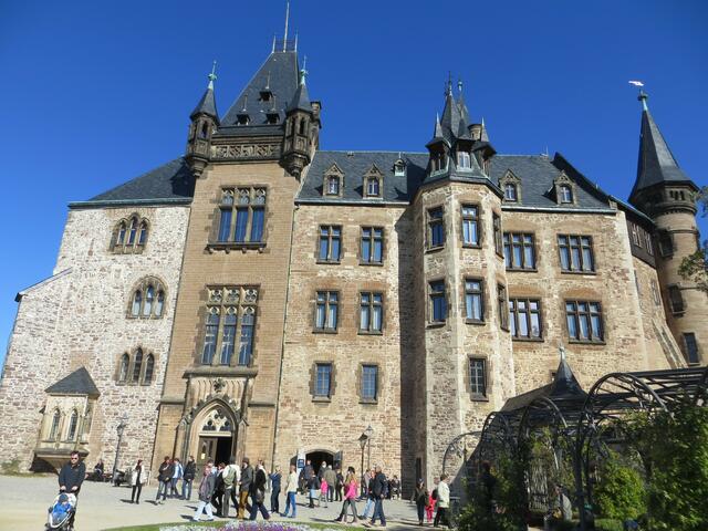 Das Schloss.........mit stahlblauem Himmel!