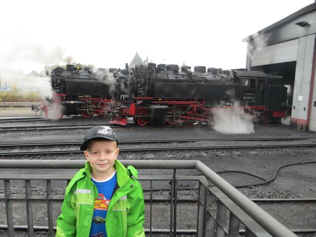...die Dampfloks sah man aus den Jugendherbergszimmern fahren....klasse! Nick ist ein echter Fan!